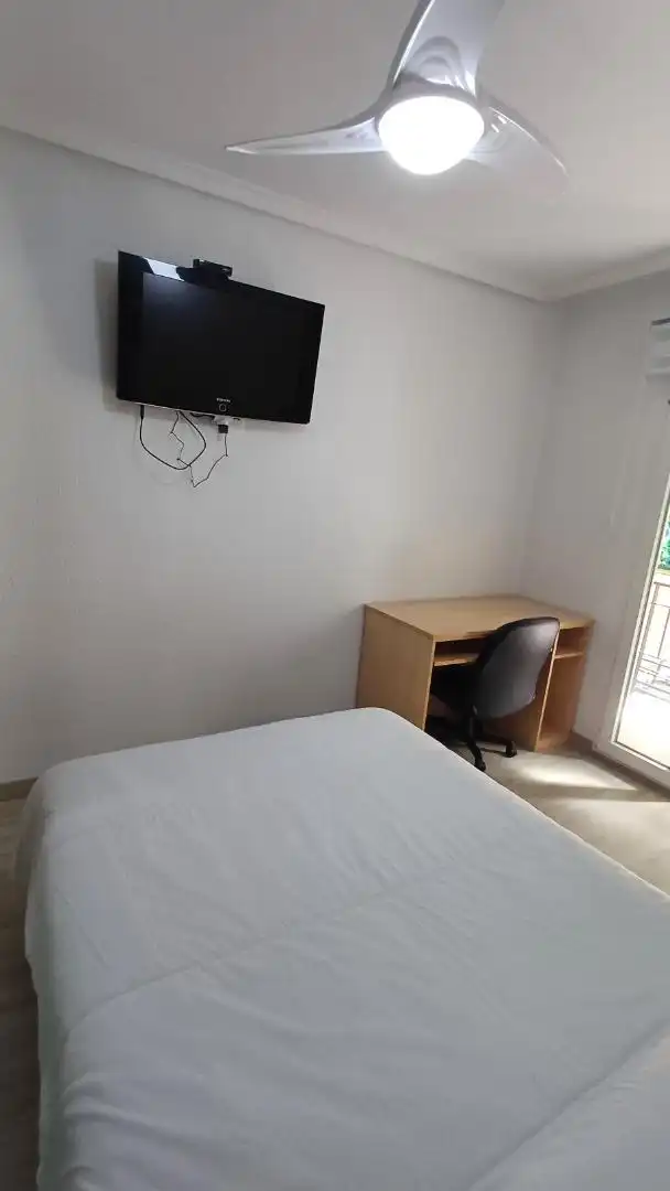 Room in Avenida del Peral, 3, Sur