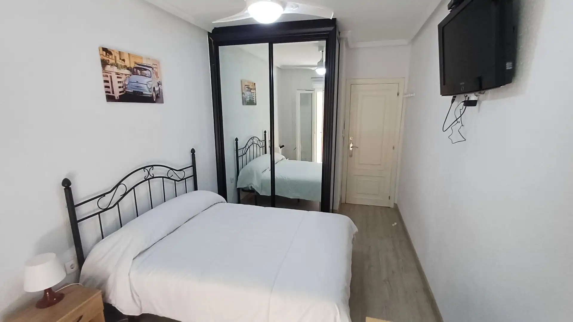 Room in Avenida del Peral, 3, Sur
