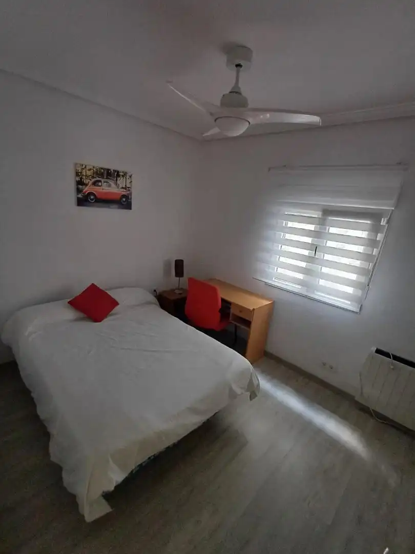 Room in Avenida del Peral, 3, Sur