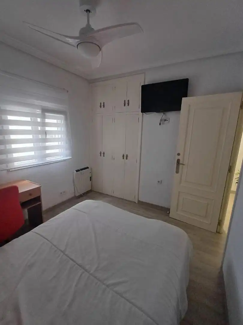 Room in Avenida del Peral, 3, Sur