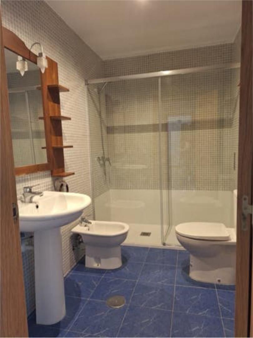 Apartament de lloguer a Larache Bany de Apartament de lloguer en Ciudad Real Capital amb Calefacció, Jardí privat i Terrassa