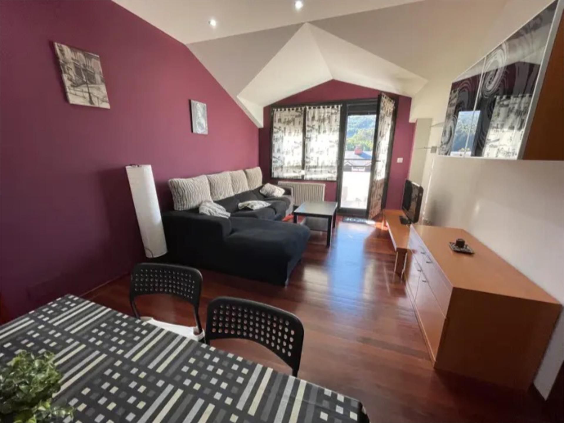 Sala d'estar de Àtic de lloguer en Castro-Urdiales amb Calefacció, Jardí privat i Parquet