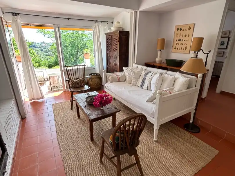 Piso en venta en Calle de la Palmera, 6, Las Lomas Sala de estar de Piso en venta en Estepona con Aire acondicionado, Calefacción y Jardín privado