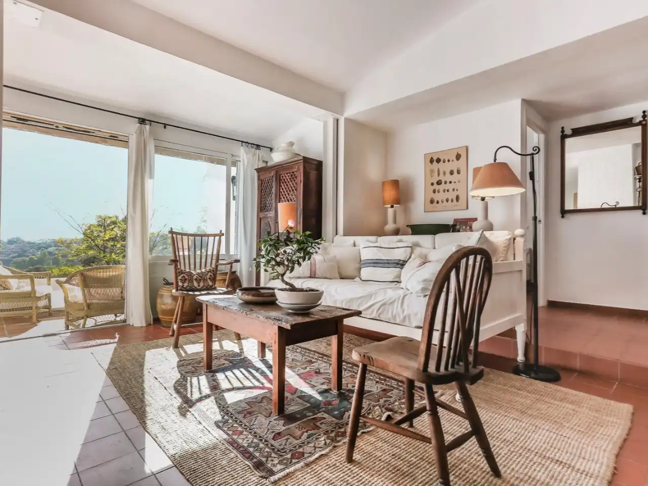 Piso en venta en Calle de la Palmera, 6, Las Lomas Sala de estar de Piso en venta en Estepona con Aire acondicionado, Calefacción y Jardín privado