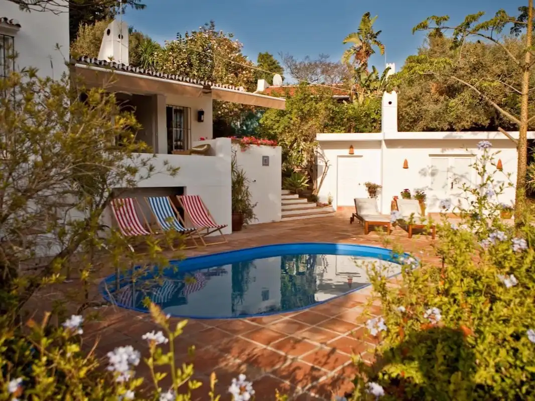 Piso en venta en Calle de la Palmera, 6, Las Lomas Piscina de Piso en venta en Estepona con Aire acondicionado, Calefacción y Jardín privado