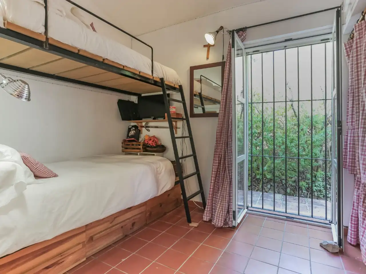 Piso en venta en Calle de la Palmera, 6, Las Lomas Habitación de Piso en venta en Estepona con Aire acondicionado, Calefacción y Jardín privado