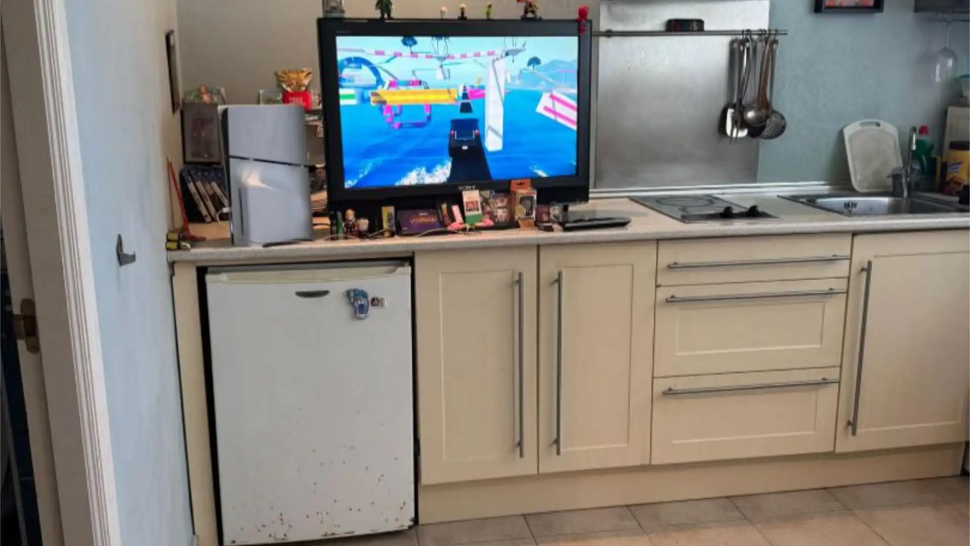 Küche von Wohnung zum Verkauf in Laredo mit Heizung, Privatgarten und Möbliert