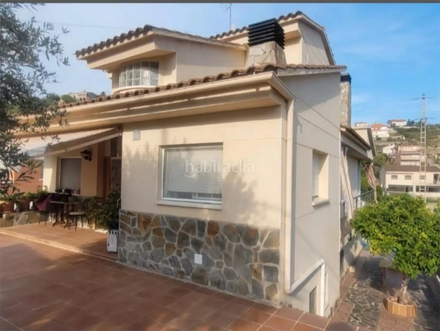 Houses for sale in Carrer París, 18, Costa Cunit - Els Jardins - Els Rosers Exterior view of Houses for sale in Cunit with Air Conditioner, Terrace and Swimming Pool