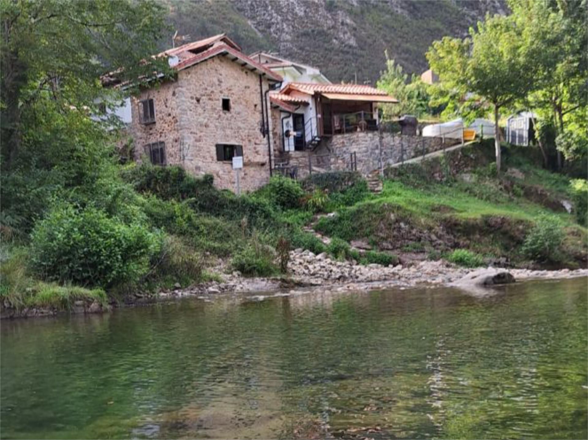 Vista exterior de Finca rústica en venda en Parres amb Calefacció, Jardí privat i Terrassa