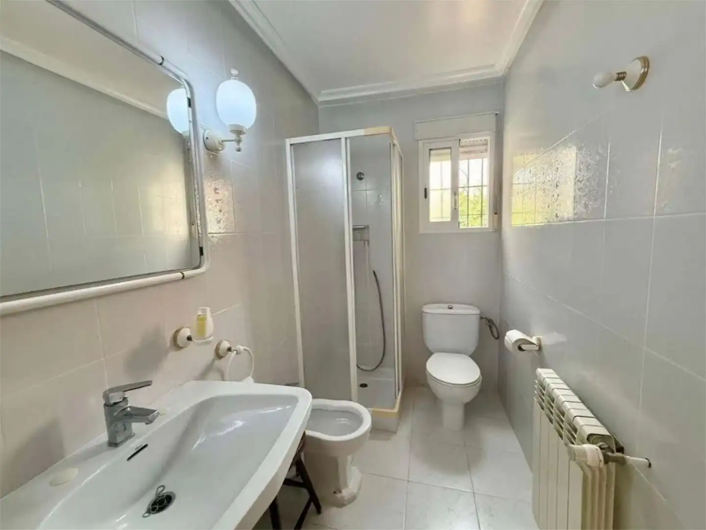 Houses for sale in Calle Morella, 5, Pueblo Español - Coveta Fumá Bathroom of Houses for sale in El Campello with Air Conditioner, Heating and Private garden