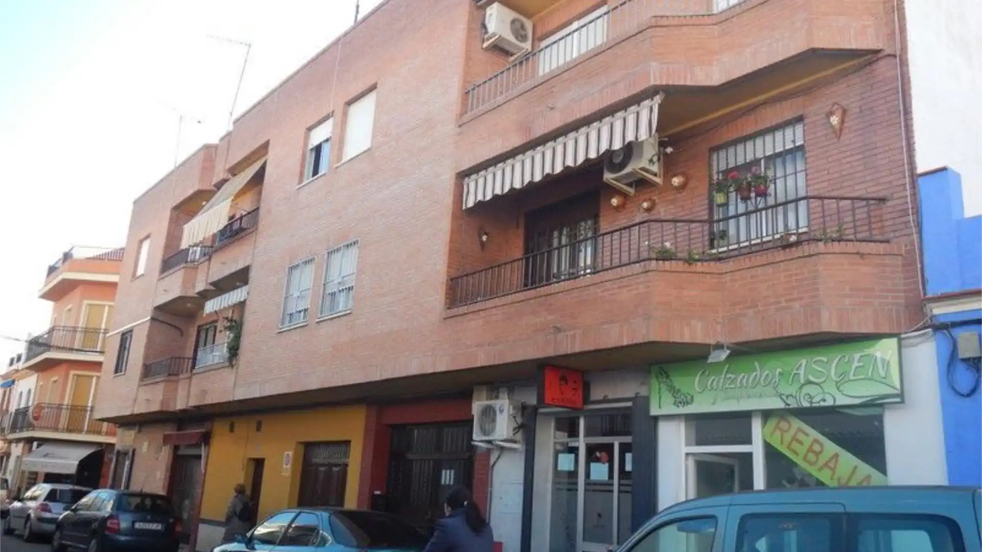 Vista exterior de Piso en venta en Los Palacios y Villafranca con Aire acondicionado, Amueblado y Balcón