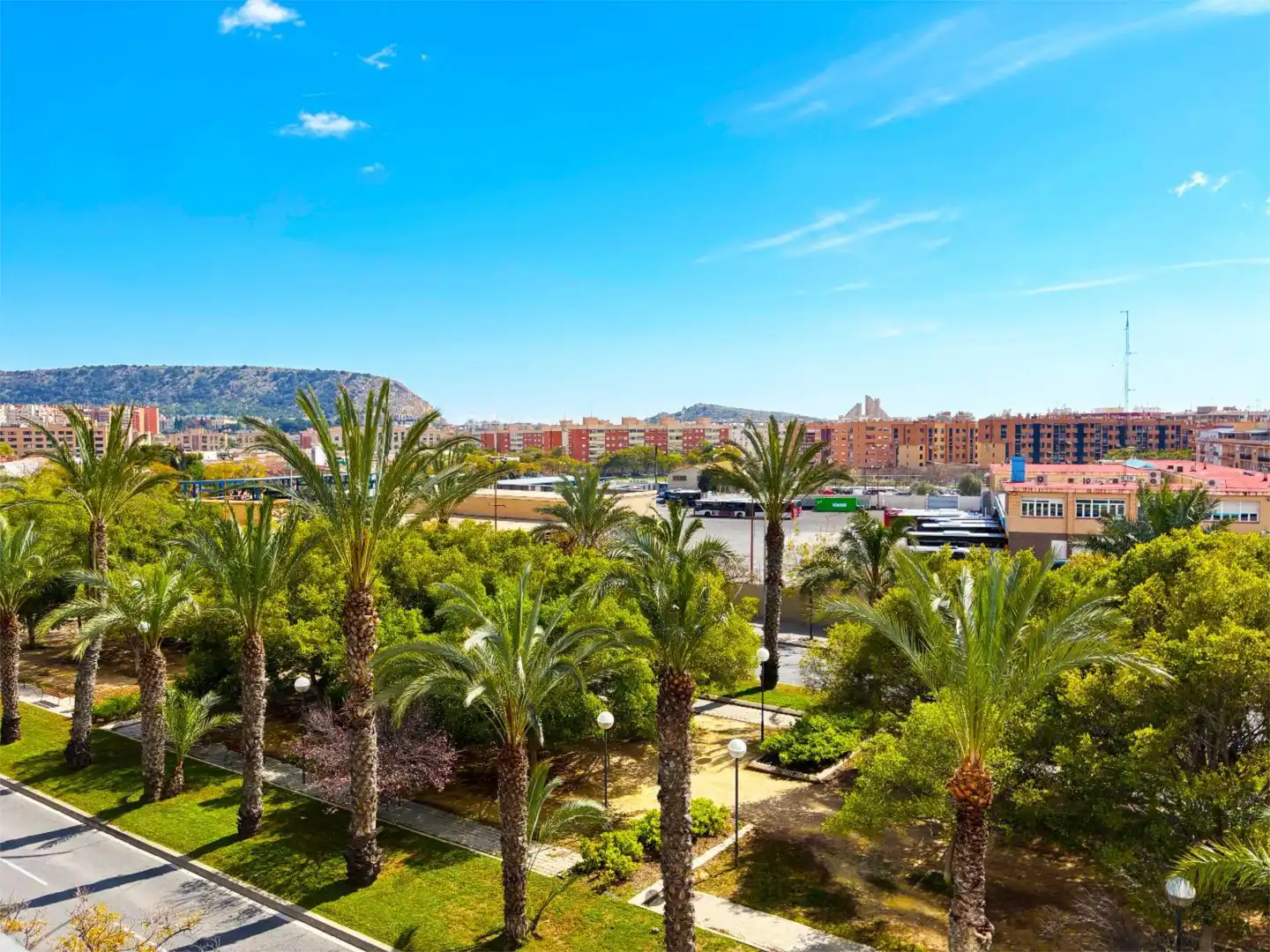 Pis en venda a Calle Granja de Rocamora, 4, Garbinet - Parque de las Avenidas Vista exterior de Pis en venda en Alicante / Alacant amb Aire condicionat, Calefacció i Jardí privat