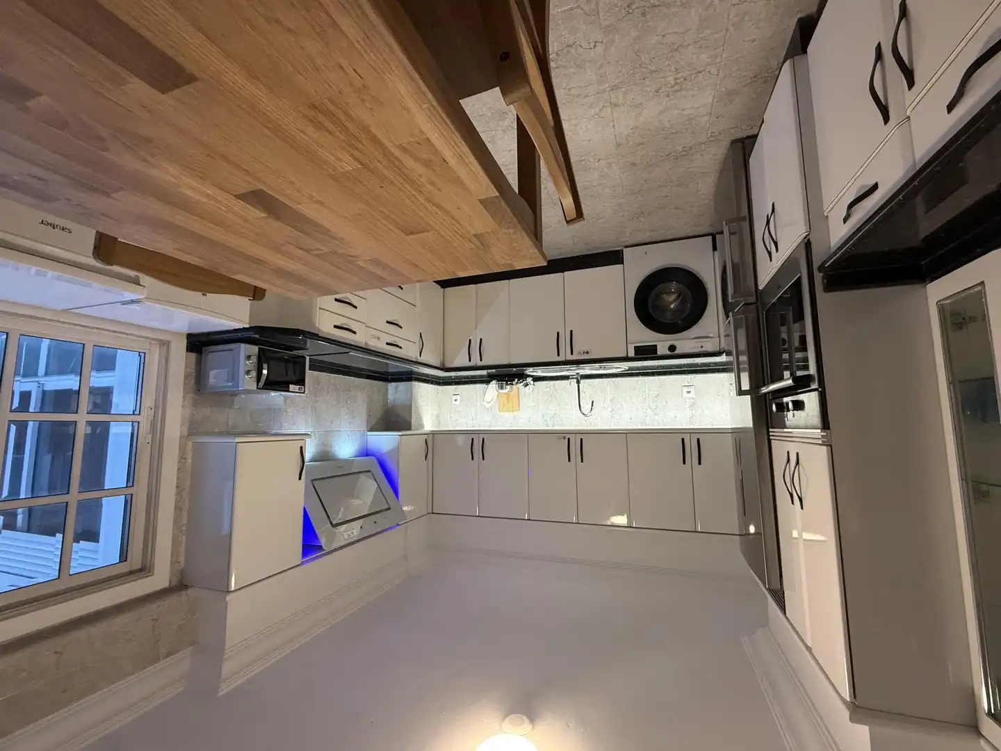 Kitchen of Flat for share in Vigo   with Heating, Parquet flooring and Furnished