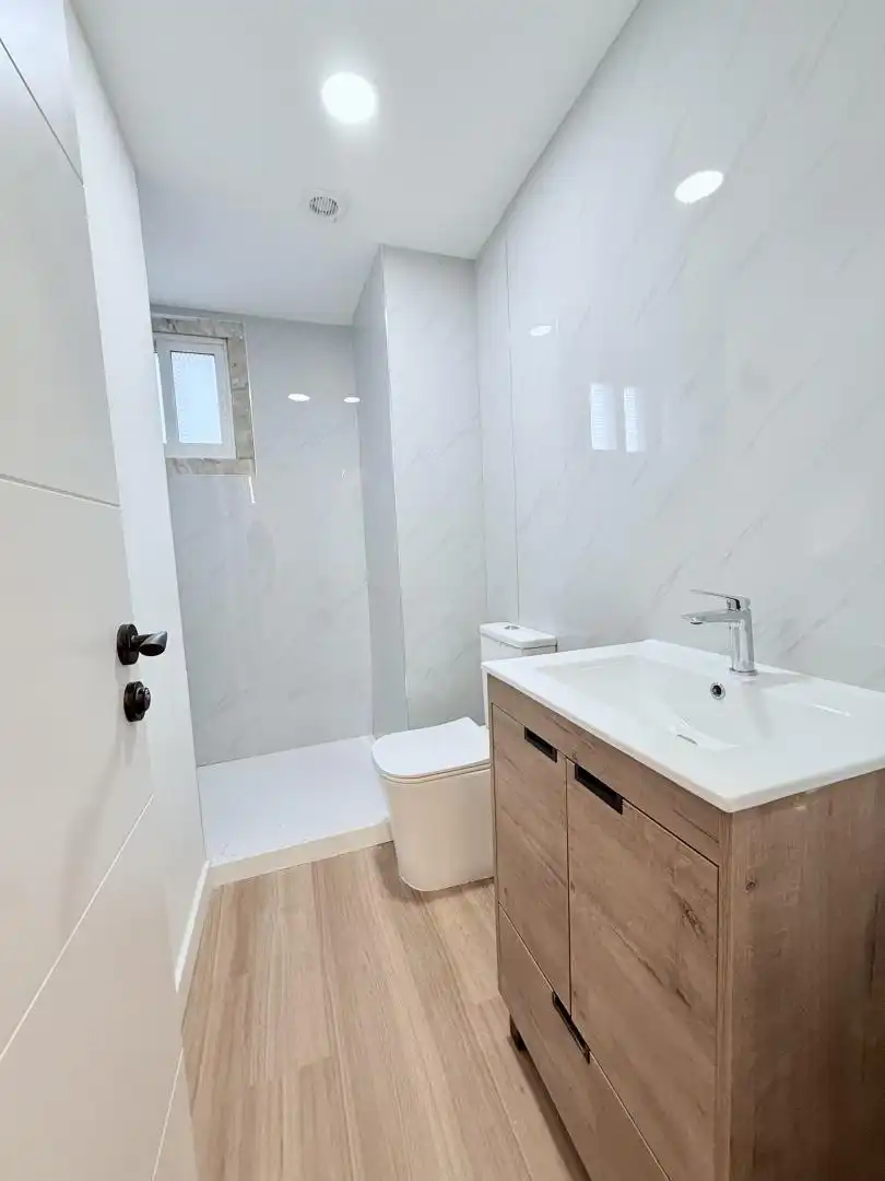 Bathroom of Flat for share in Vigo   with Heating, Parquet flooring and Furnished