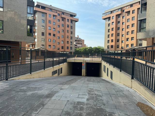 Garaje en Alquiler en Calle de Miguel Labordeta, 49 en Parque Palomar – Bombarda