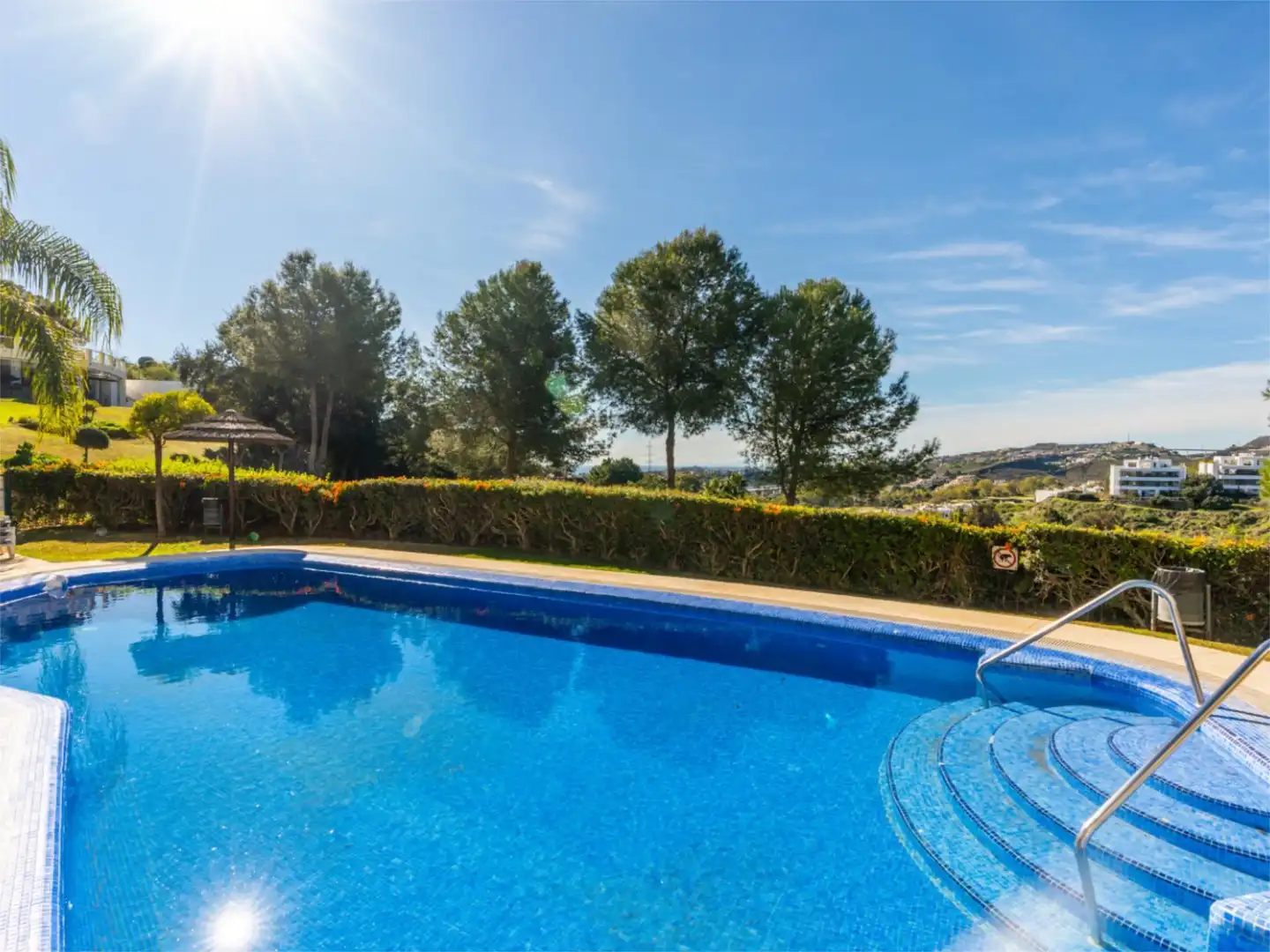 Flat for sale in Avenida de Ronda, Los Arqueros - Puerto del Almendro Swimming pool of Flat for sale in Benahavís with Air Conditioner, Heating and Private garden