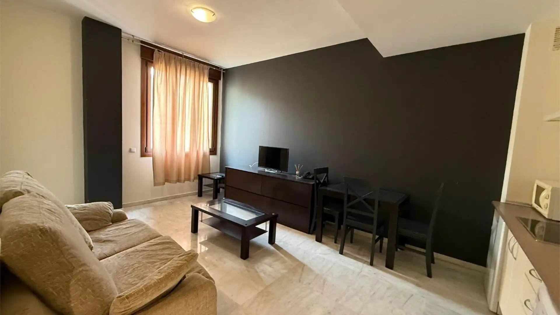 Living room of Flat for sale in  Sevilla Capital  with Air Conditioner, Heating and Private garden
