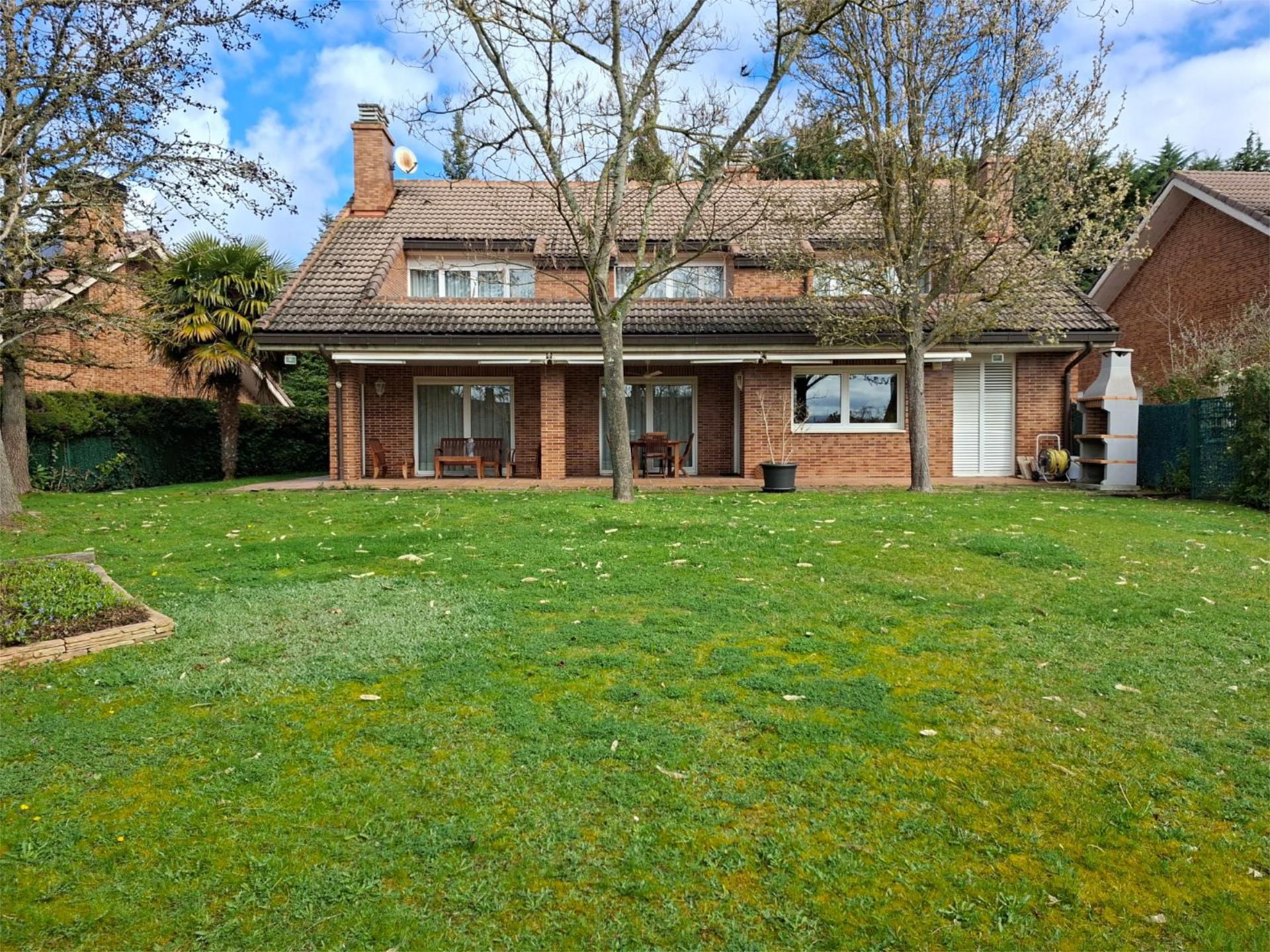Jardí de Casa o xalet en venda en Valle de Egüés / Eguesibar amb Calefacció, Jardí privat i Parquet