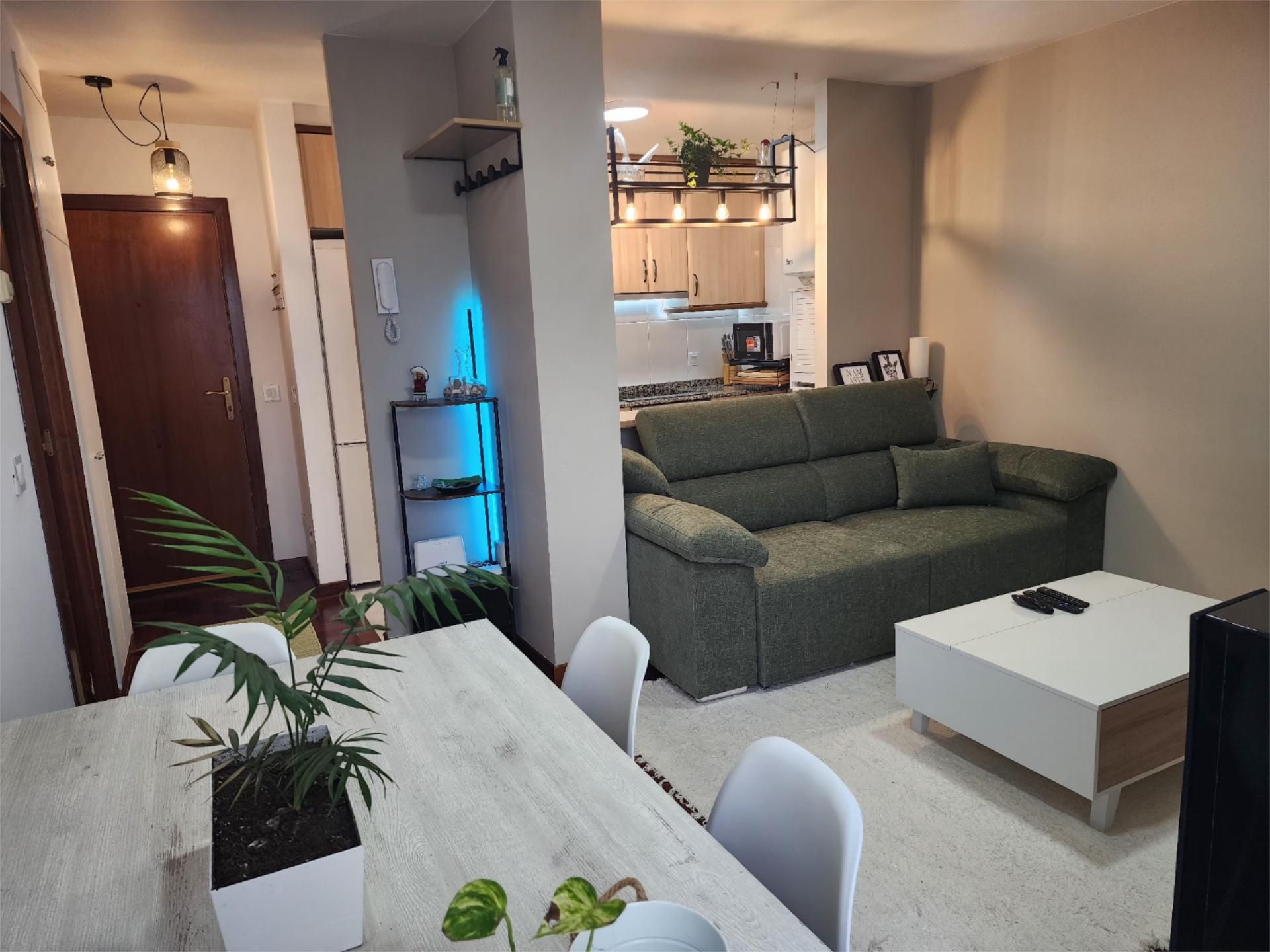 Sala d'estar de Pis en venda en Vigo  amb Calefacció, Parquet i Moblat