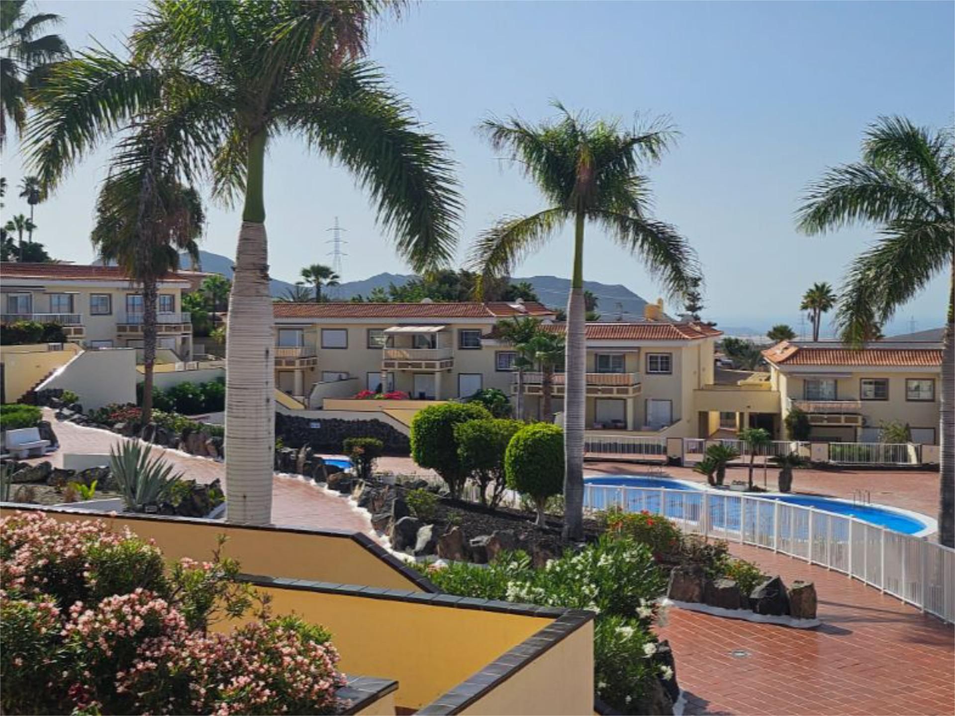 Vista exterior de Piso en venta en Arona con Terraza, Trastero y Piscina