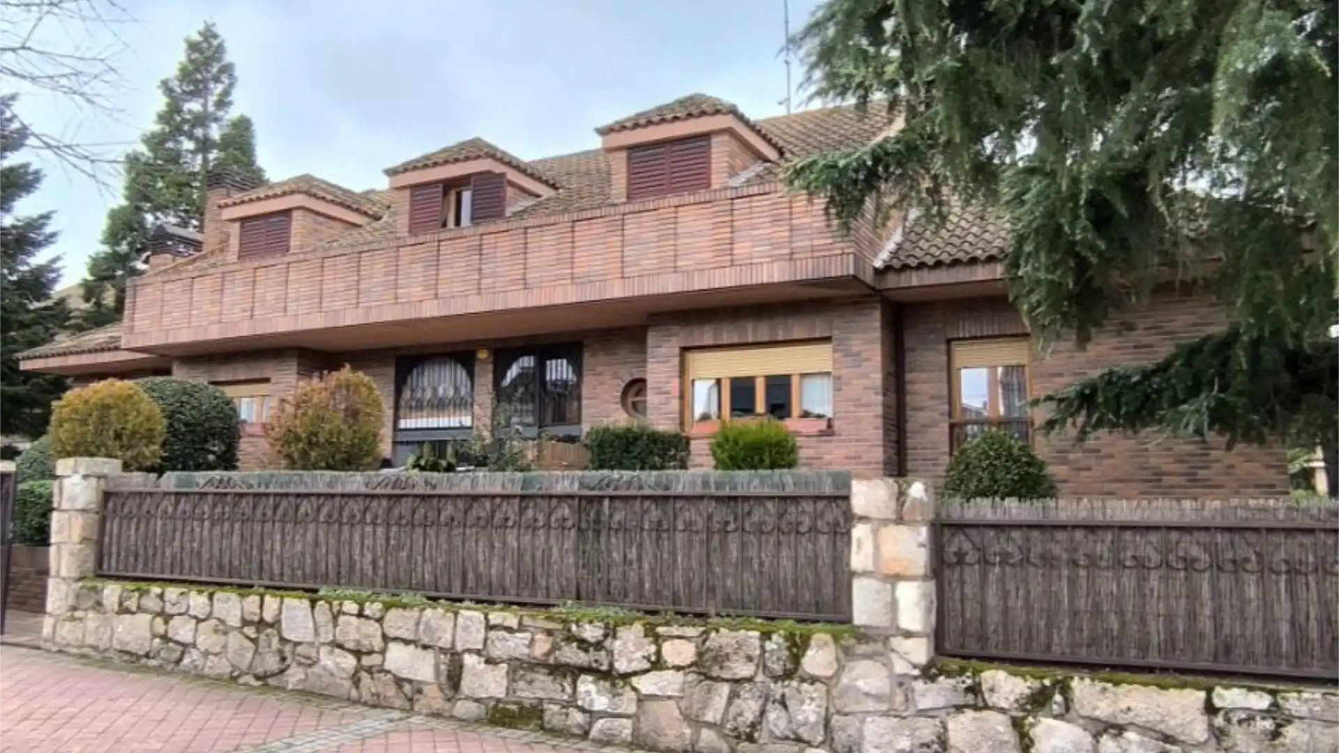 Vista exterior de Casa o xalet en venda en Colmenar Viejo amb Calefacció, Jardí privat i Terrassa