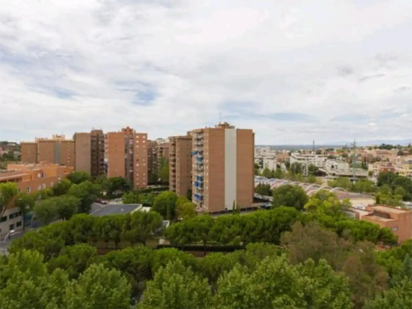 Pis en venda a Calle Isla Malaita, 9, Peñagrande Vista exterior de Pis en venda en Madrid amb Calefacció, Jardí privat i Parquet
