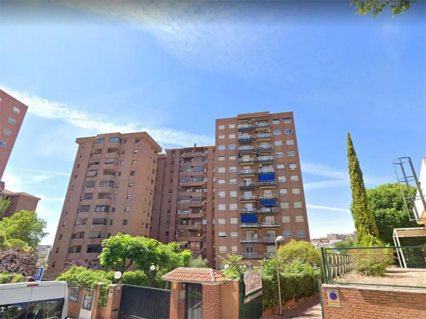 Pis en venda a Calle Isla Malaita, 9, Peñagrande Vista exterior de Pis en venda en Madrid amb Calefacció, Jardí privat i Parquet