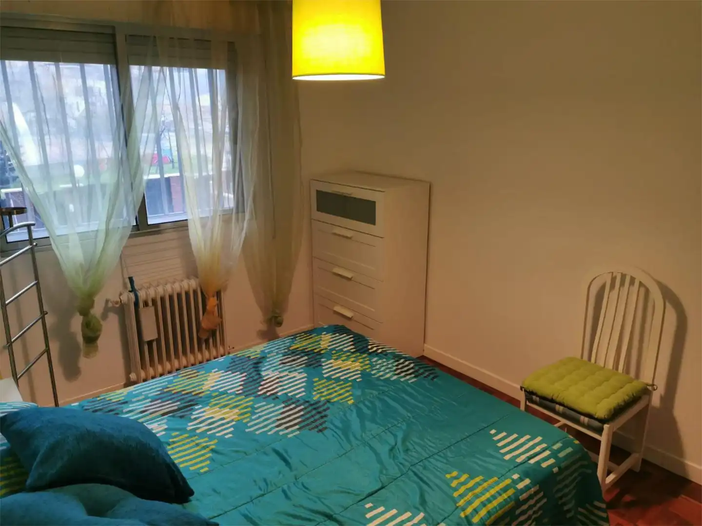 Pis en venda a Calle Isla Malaita, 9, Peñagrande Dormitori de Pis en venda en Madrid amb Calefacció, Jardí privat i Parquet