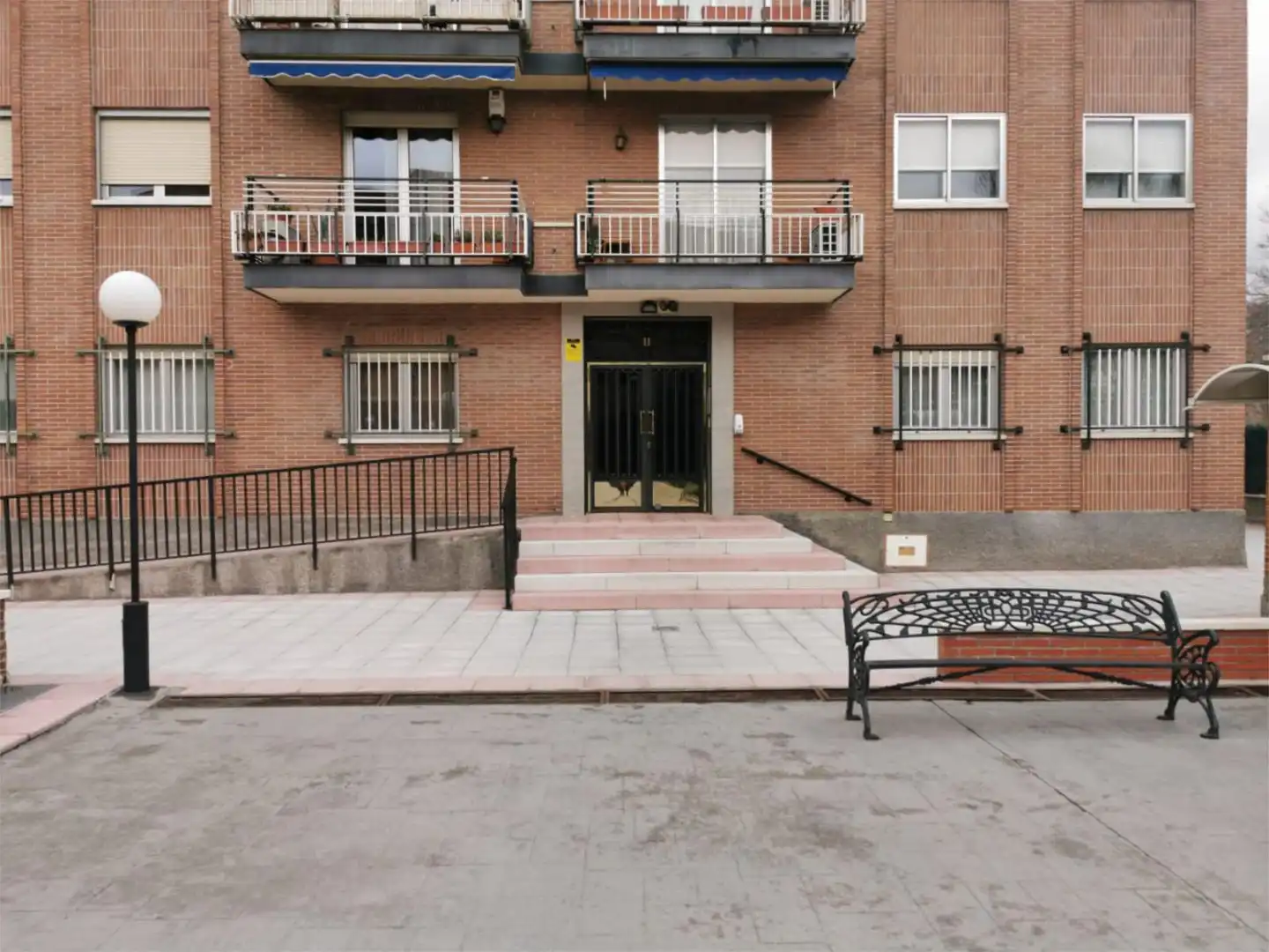 Pis en venda a Calle Isla Malaita, 9, Peñagrande Vista exterior de Pis en venda en Madrid amb Calefacció, Jardí privat i Parquet