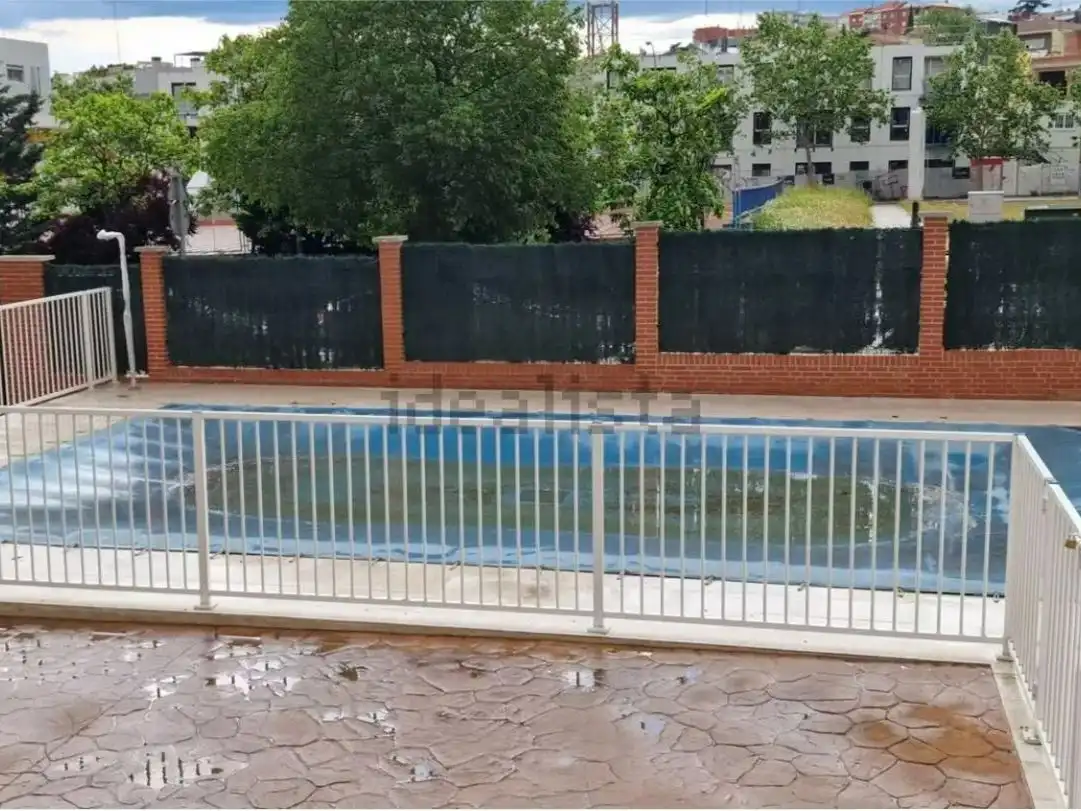 Pis en venda a Calle Isla Malaita, 9, Peñagrande Piscina de Pis en venda en Madrid amb Calefacció, Jardí privat i Parquet