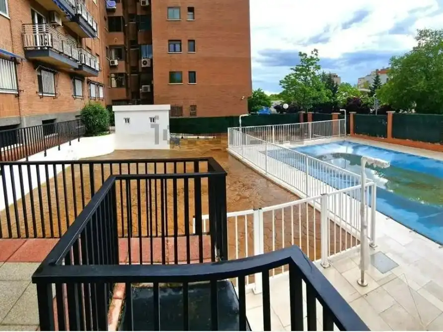 Pis en venda a Calle Isla Malaita, 9, Peñagrande Piscina de Pis en venda en Madrid amb Calefacció, Jardí privat i Parquet