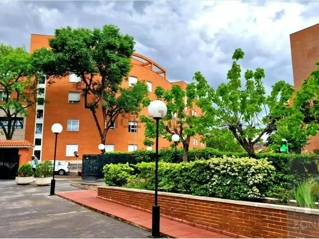 Pis en venda a Calle Isla Malaita, 9, Peñagrande Vista exterior de Pis en venda en Madrid amb Calefacció, Jardí privat i Parquet