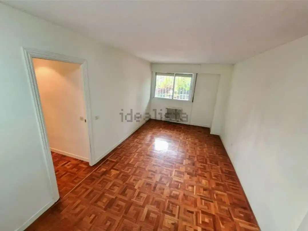 Pis en venda a Calle Isla Malaita, 9, Peñagrande Dormitori de Pis en venda en Madrid amb Calefacció, Jardí privat i Parquet