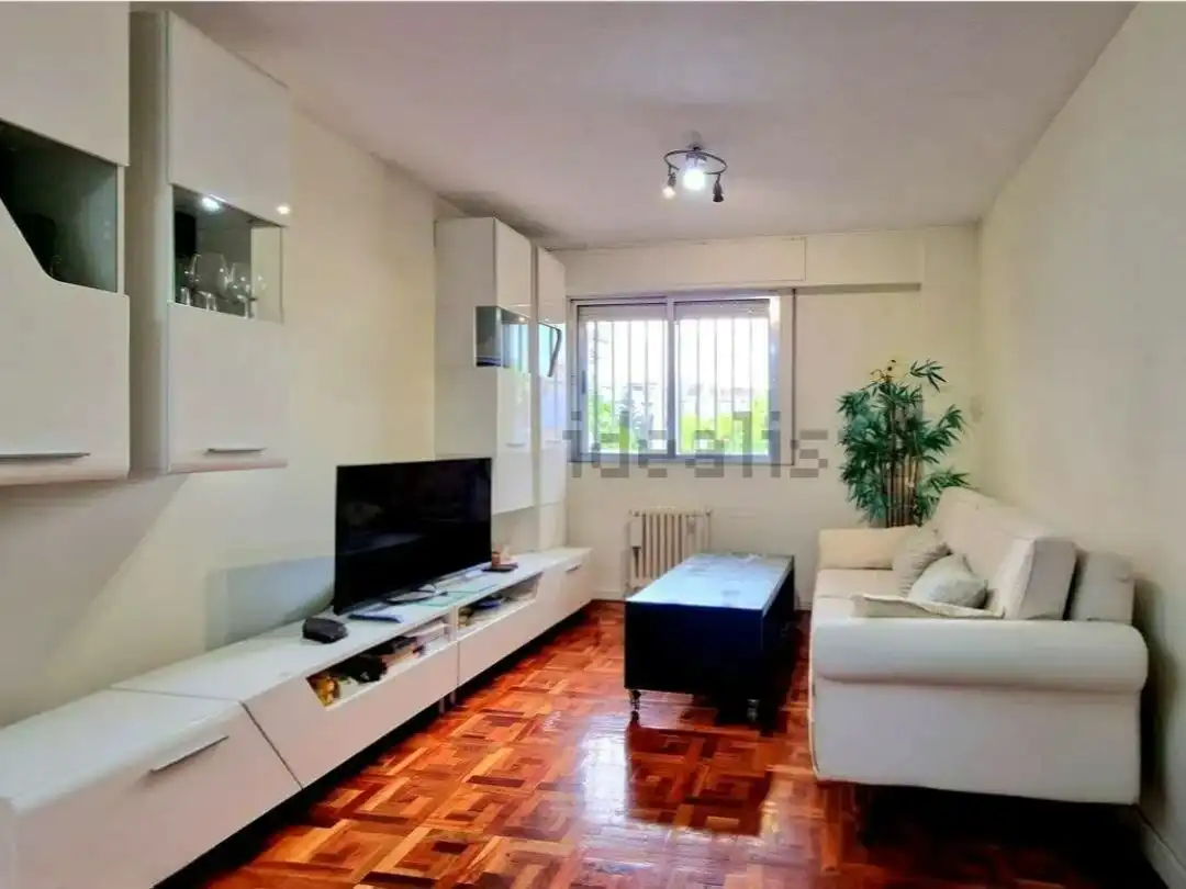 Pis en venda a Calle Isla Malaita, 9, Peñagrande Sala d'estar de Pis en venda en Madrid amb Calefacció, Jardí privat i Parquet