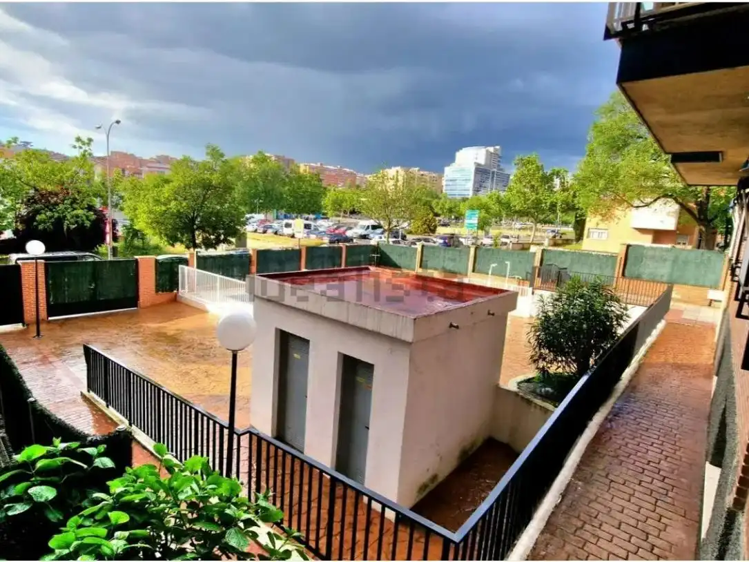 Pis en venda a Calle Isla Malaita, 9, Peñagrande Vista exterior de Pis en venda en Madrid amb Calefacció, Jardí privat i Parquet