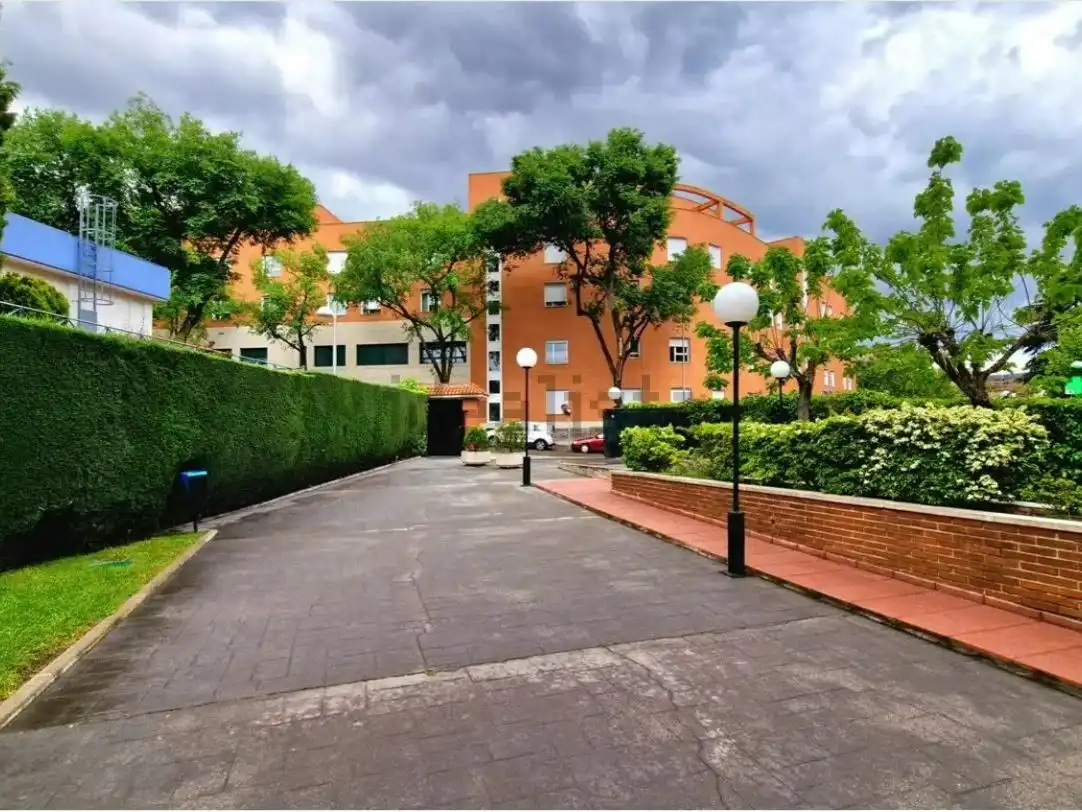 Pis en venda a Calle Isla Malaita, 9, Peñagrande Vista exterior de Pis en venda en Madrid amb Calefacció, Jardí privat i Parquet