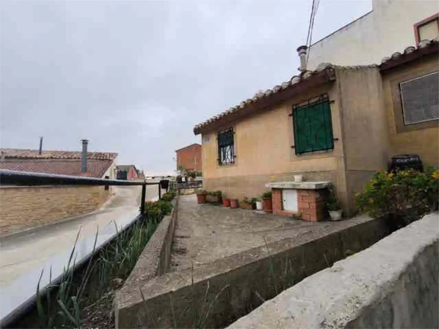 Vista exterior de Casa adosada en venda en Baños de Rioja amb Terrassa