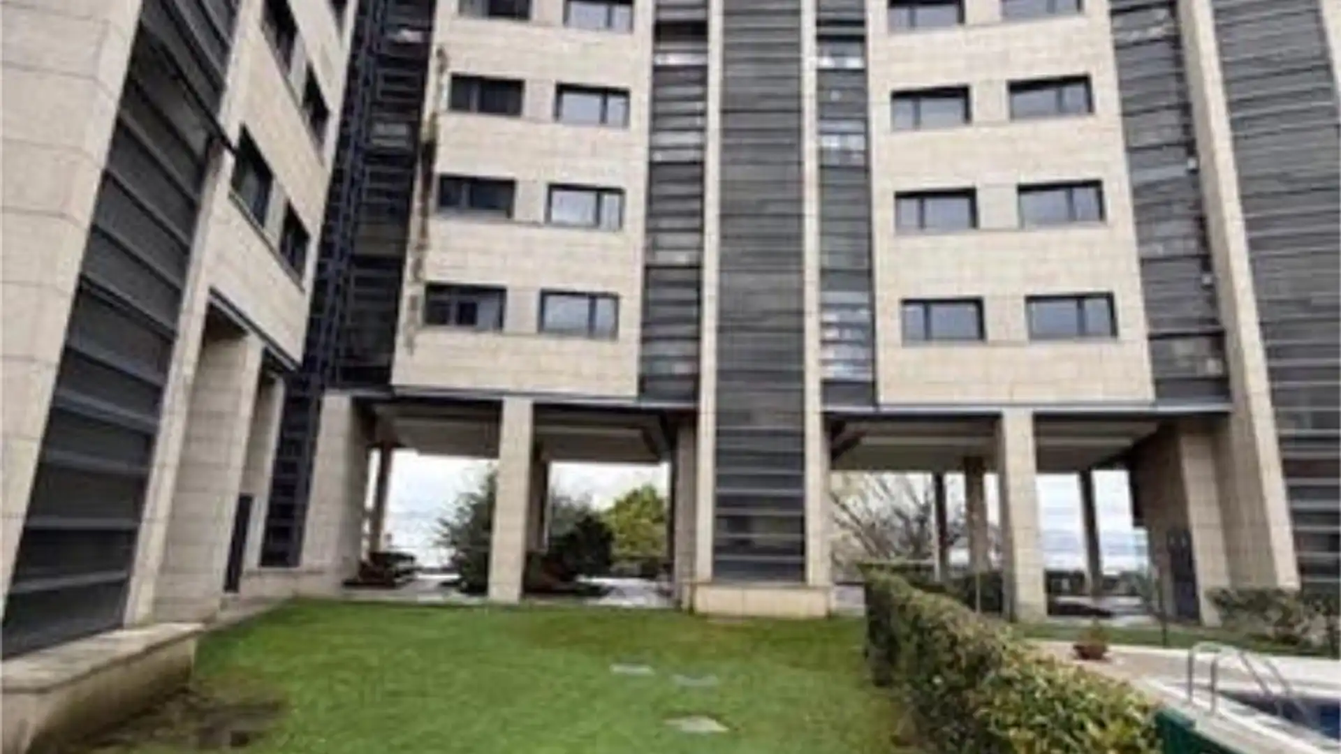 Außenansicht von Wohnung zum Verkauf in Vigo  mit Heizung, Privatgarten und Abstellraum