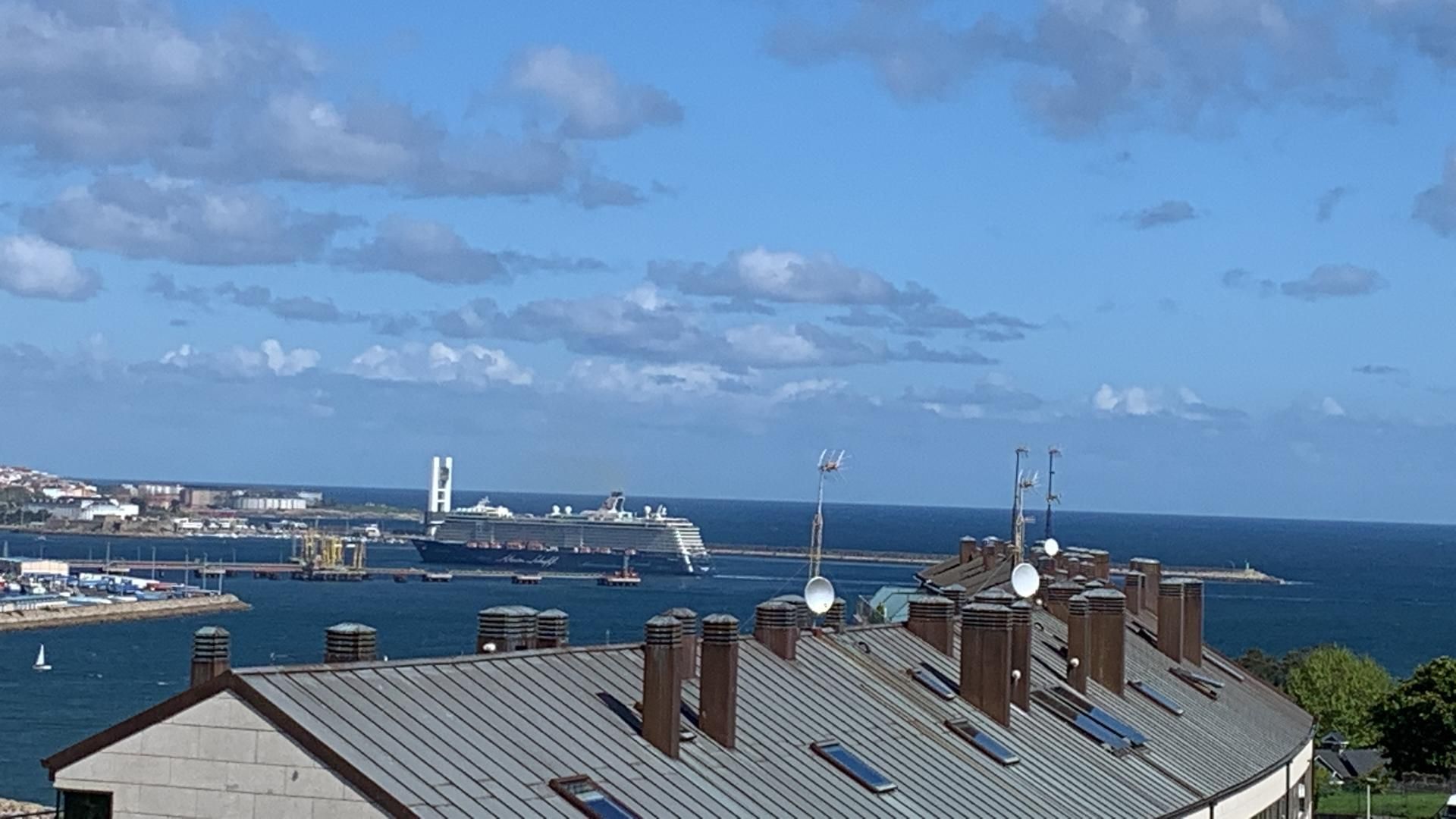 Vista exterior de Dúplex en venta en Oleiros con Calefacción, Jardín privado y Parquet