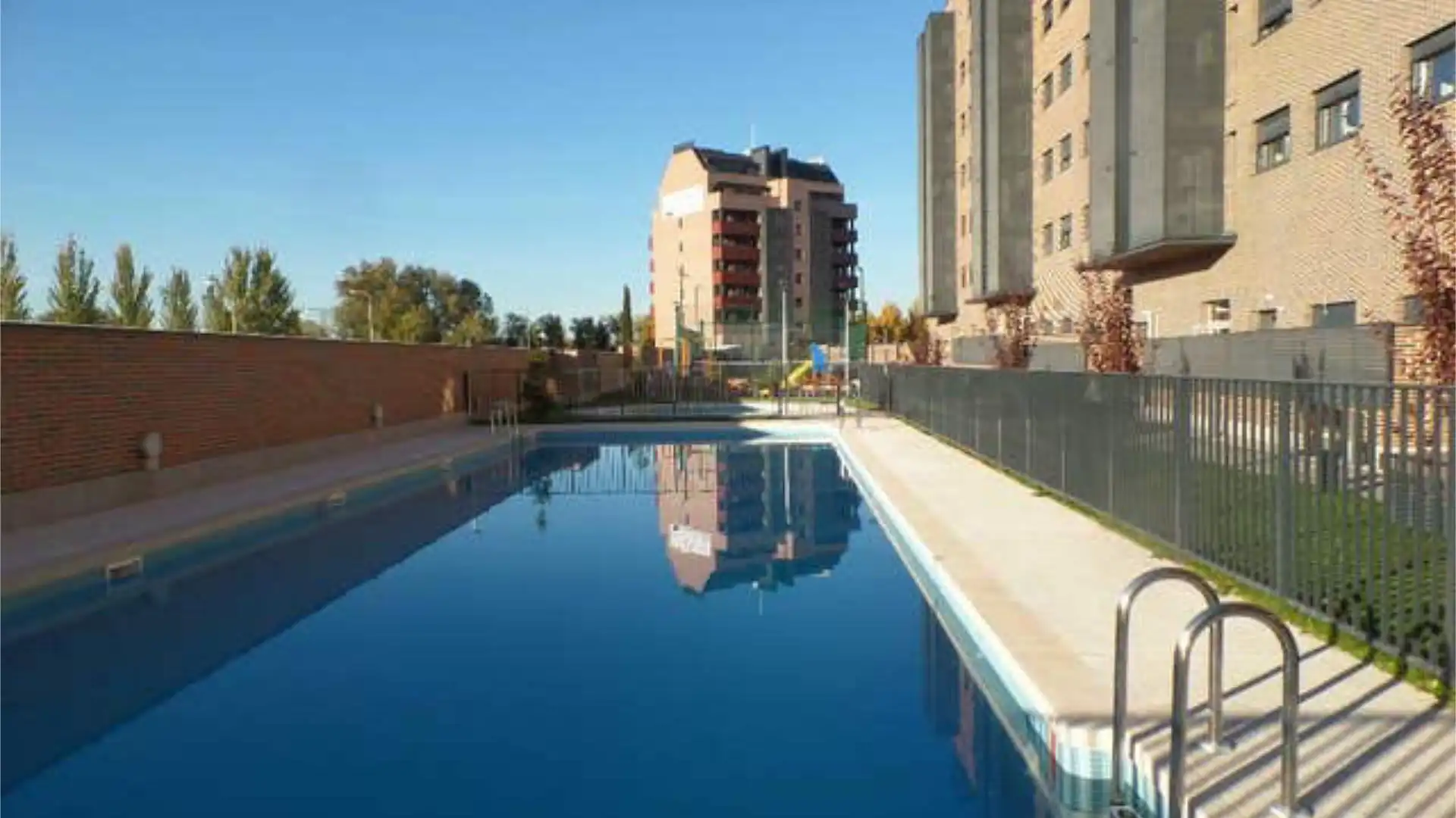 Piscina de Piso de alquiler en Alcalá de Henares con Calefacción, Jardín privado y Terraza