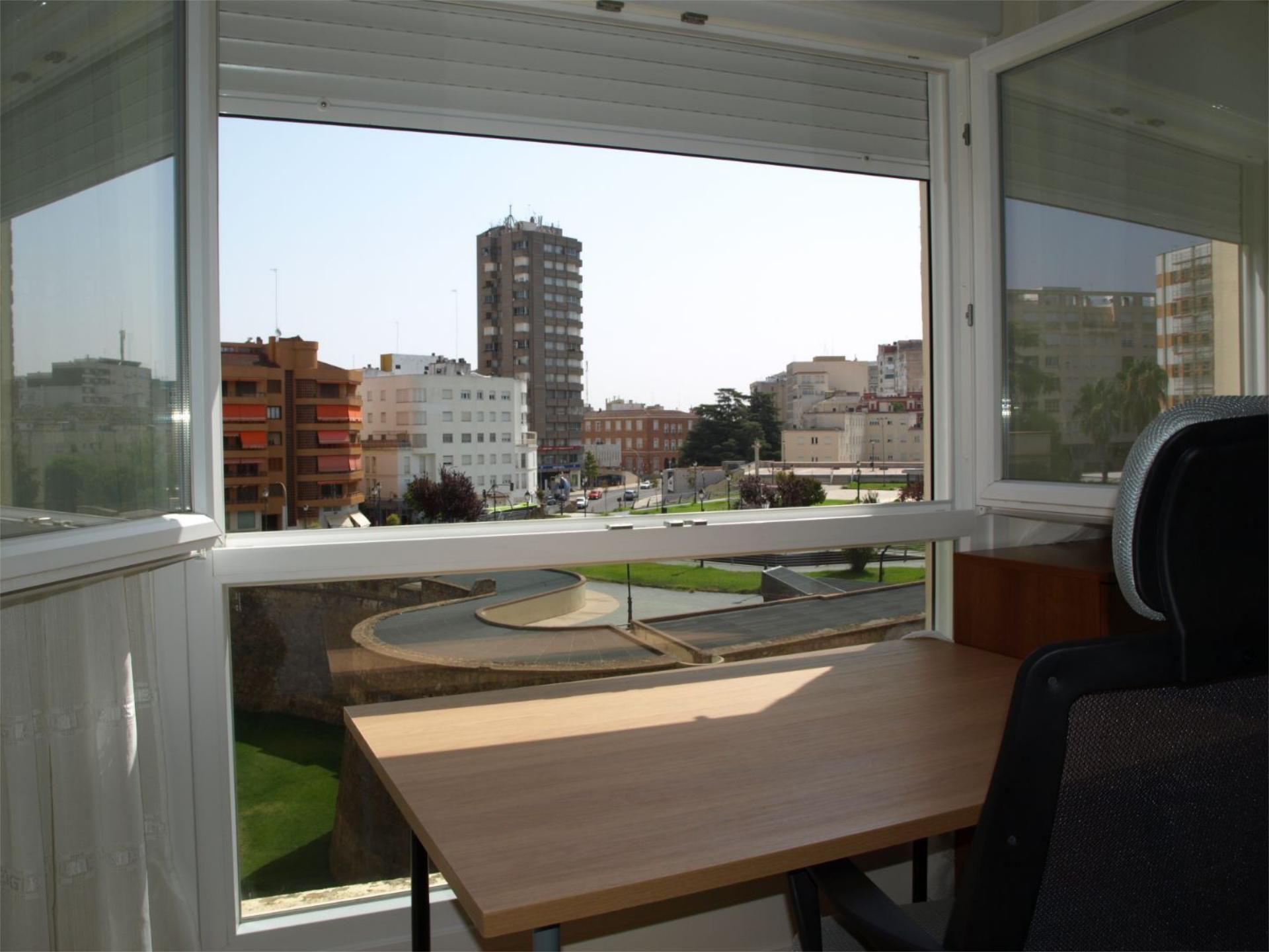 Bedroom of Flat for share in Badajoz Capital  with Air Conditioner, Heating and Private garden