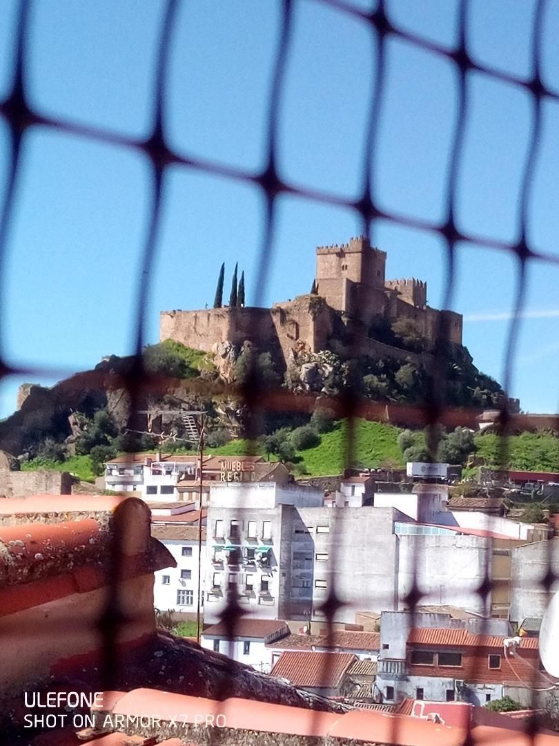 Vista exterior de Casa adosada en venda en Alburquerque amb Terrassa, Traster i Balcó