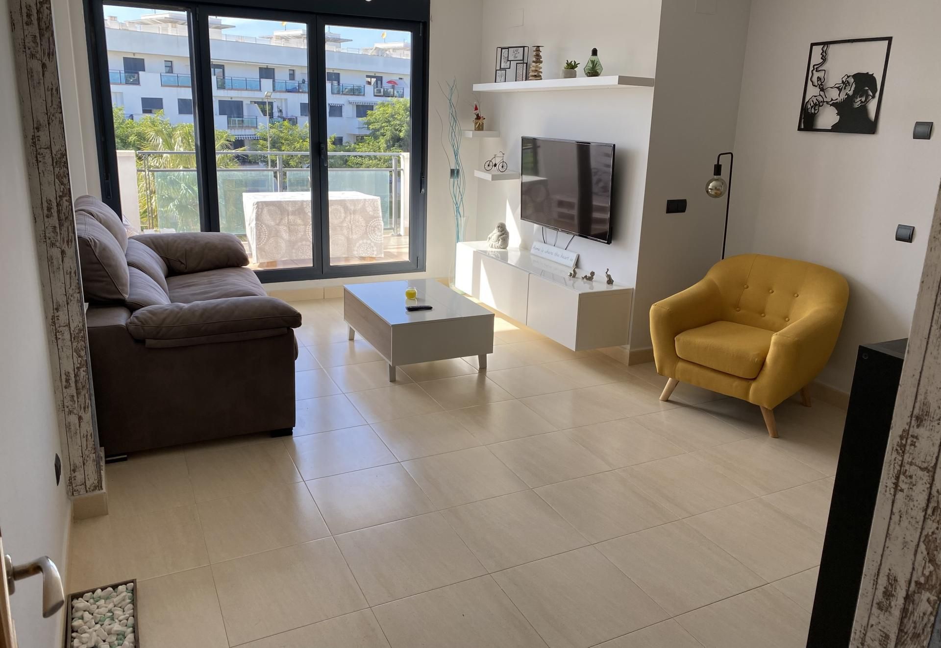 Sala de estar de Piso de alquiler en  Almería Capital con Aire acondicionado, Calefacción y Jardín privado
