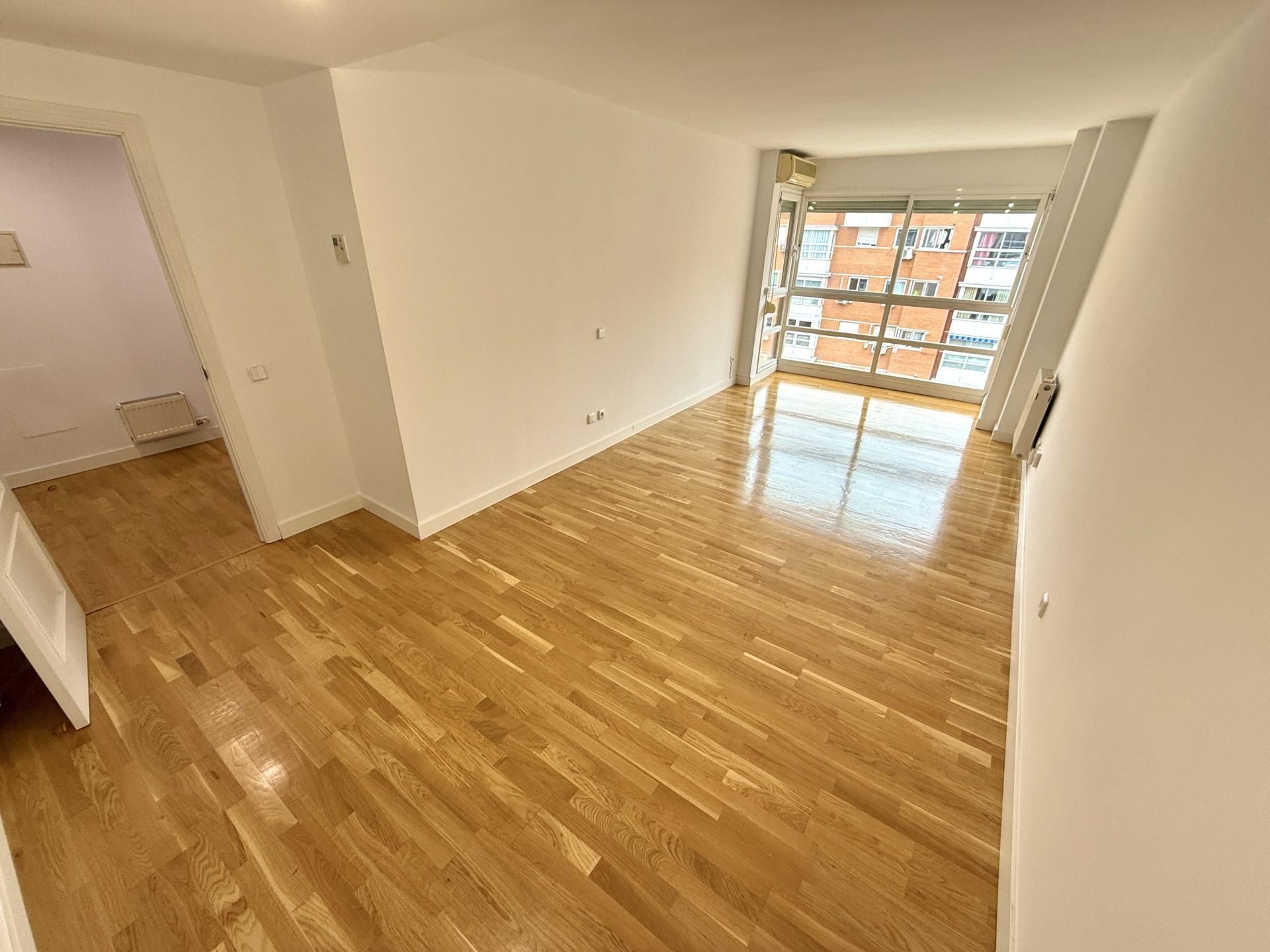 Sala d'estar de Pis en venda en  Madrid Capital amb Aire condicionat, Piscina i Balcó