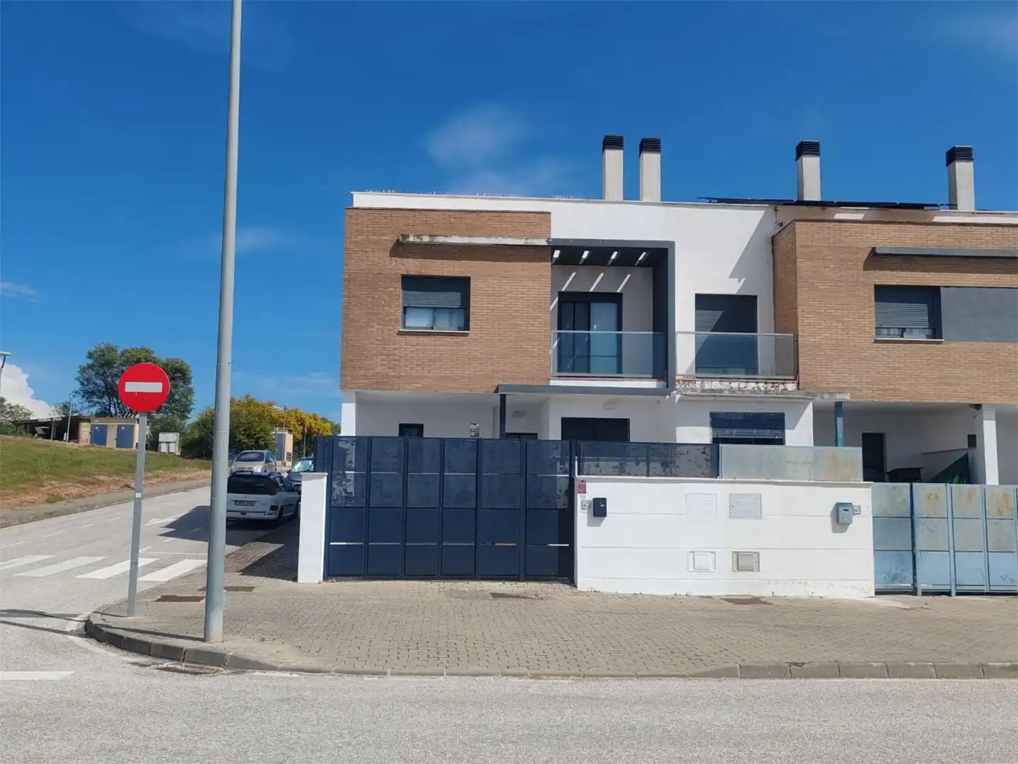Vista exterior de Casa adosada en venda en Guillena amb Aire condicionat, Calefacció i Jardí privat