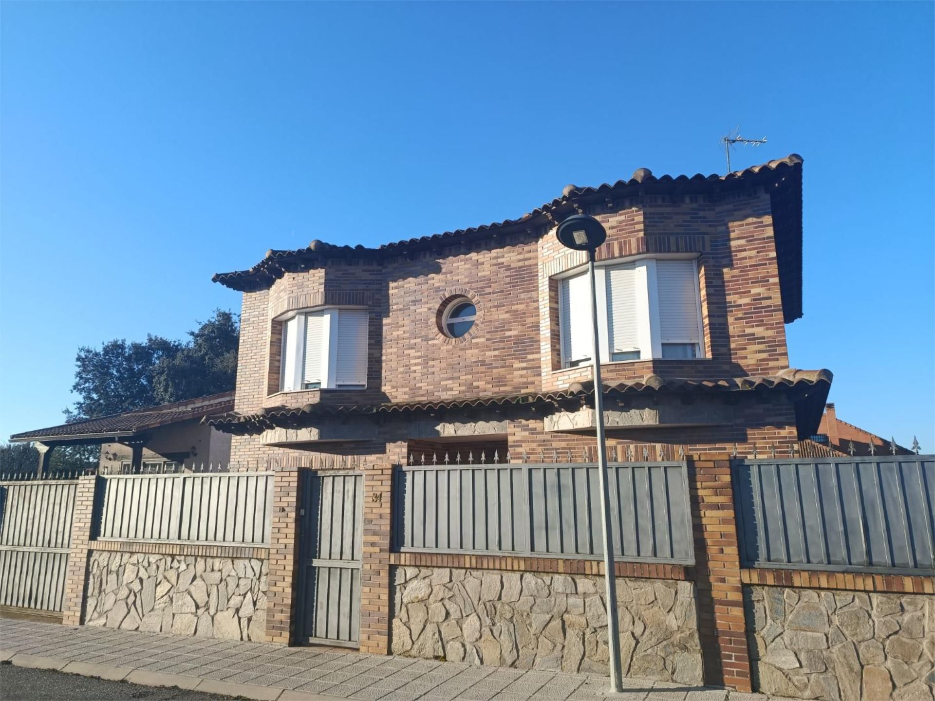 Vista exterior de Casa o chalet en venta en Los Santos de la Humosa con Aire acondicionado, Calefacción y Terraza