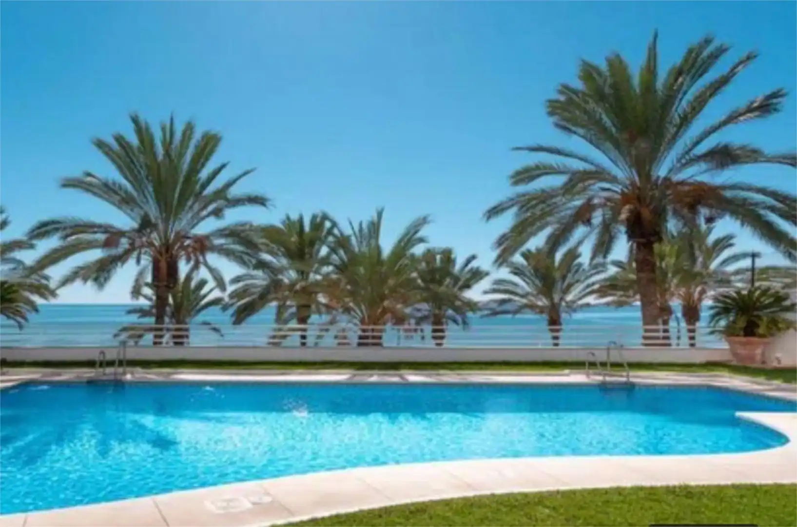 Piscina de Pis de lloguer en Marbella amb Aire condicionat, Jardí privat i Terrassa