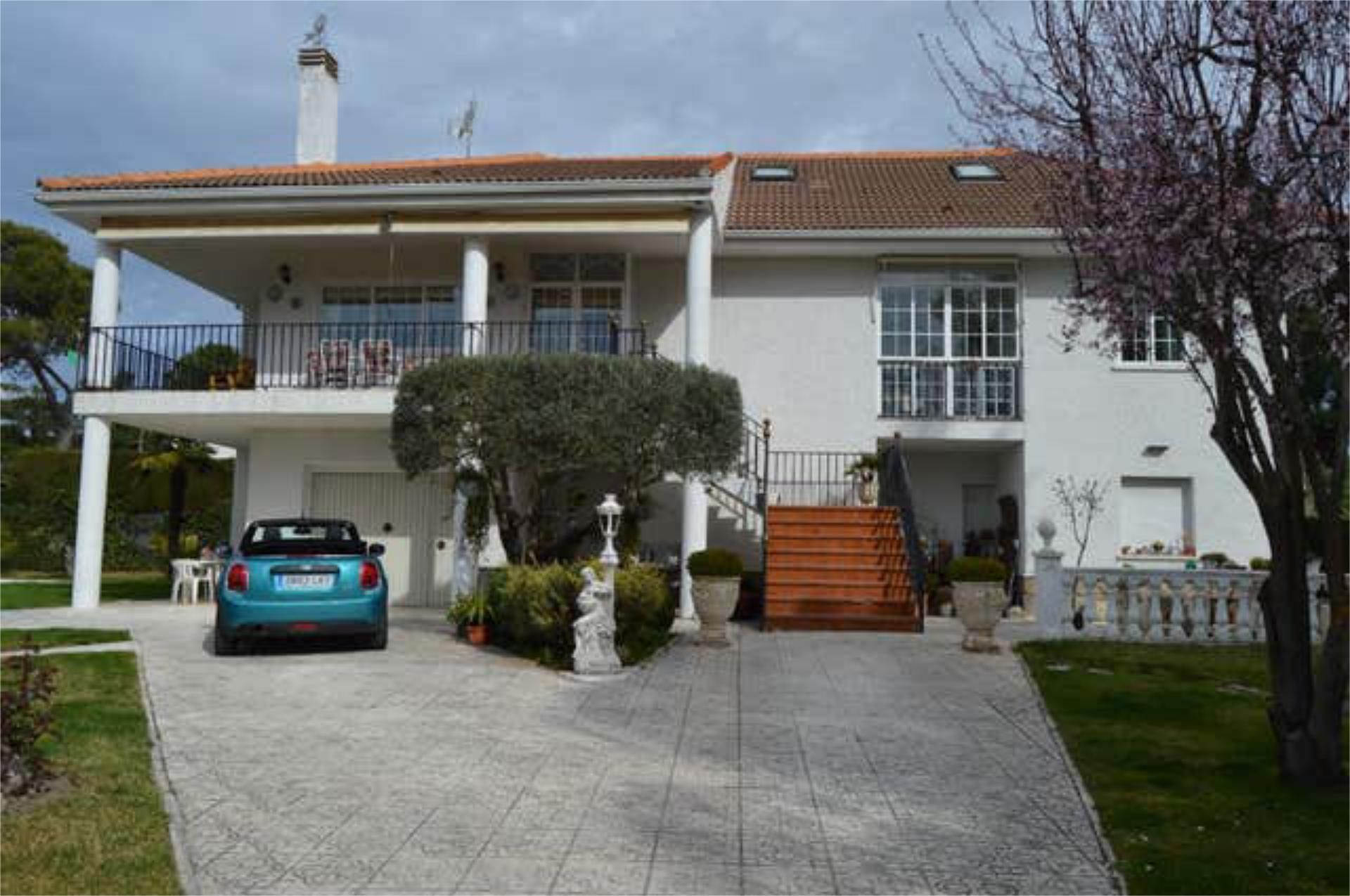 Vista exterior de Casa adosada en venda en Villaviciosa de Odón amb Terrassa i Piscina