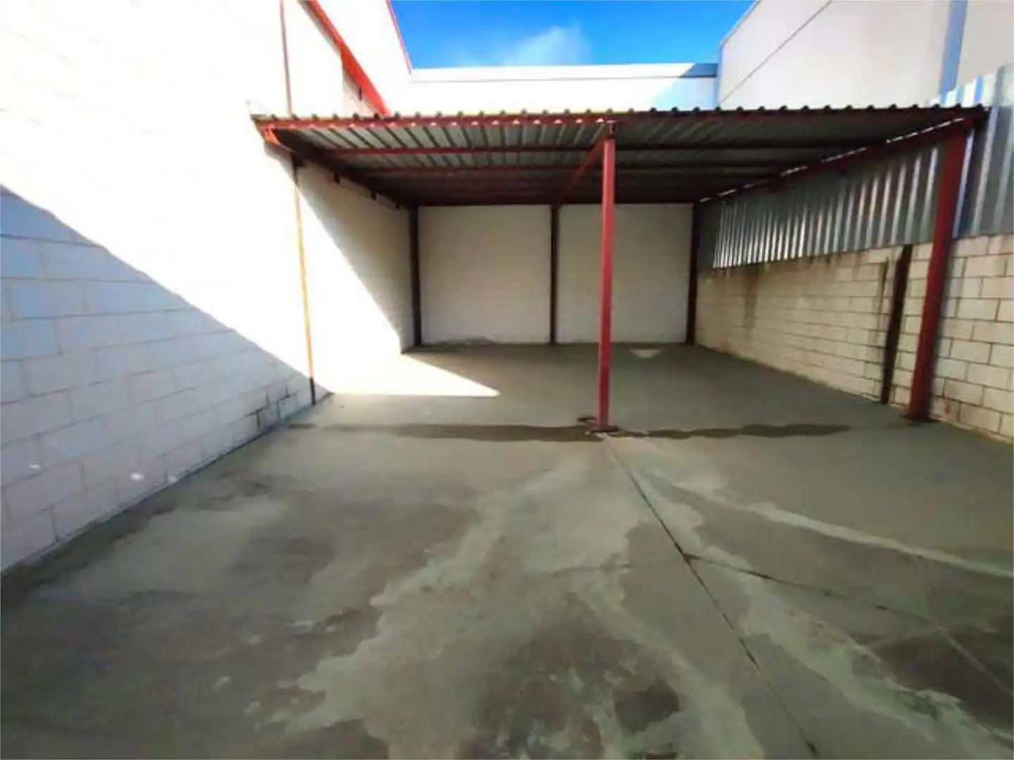 Industrial buildings for rent in Pepino Parking of Industrial buildings for rent in Pepino with Air Conditioner