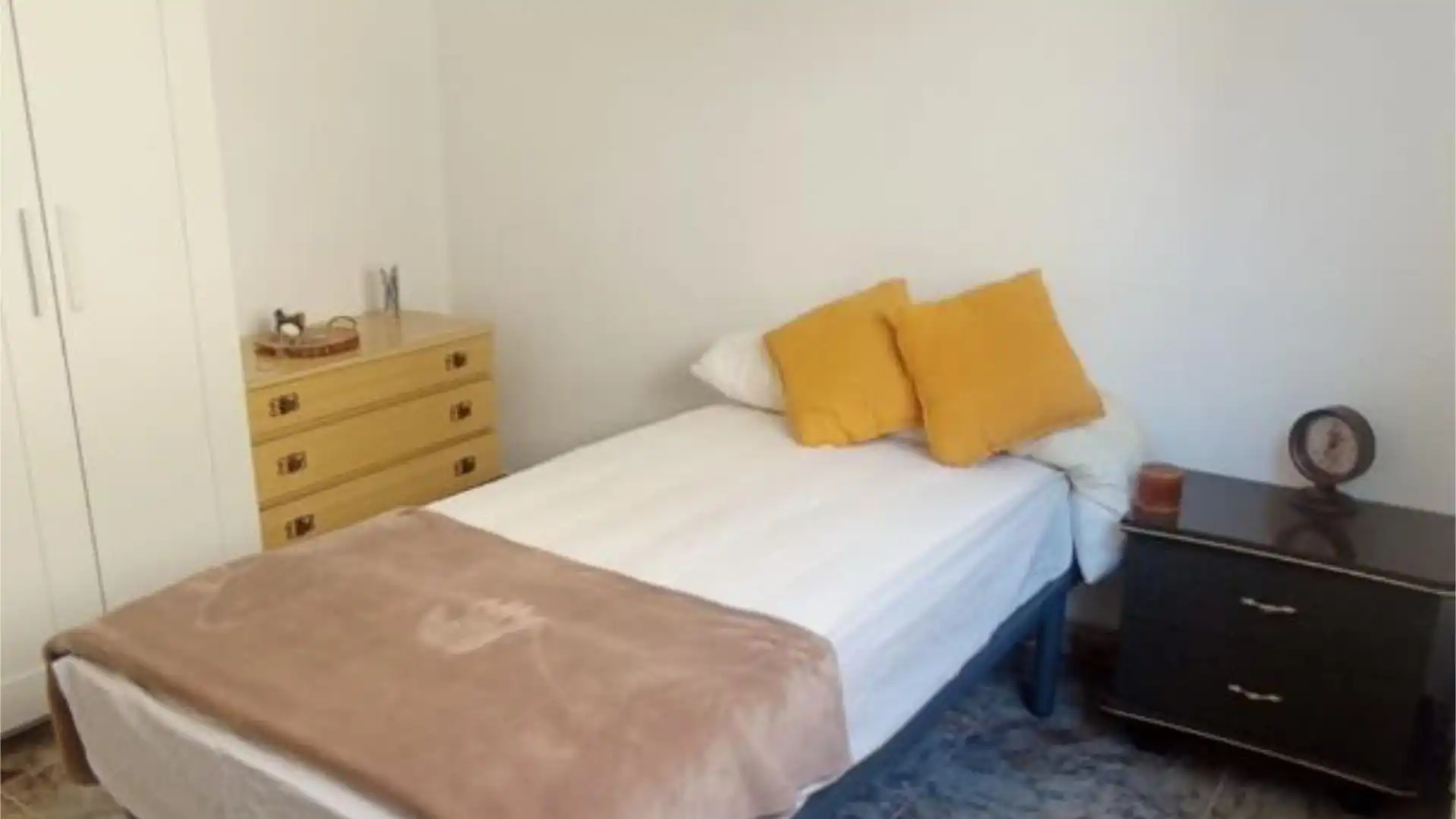 Bedroom of Flat for share in Torrent  with Furnished, Oven and Washing machine